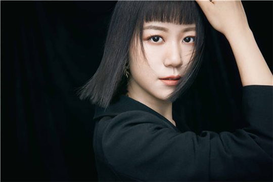撕开谎言的裂缝 谢春花全新单曲《祝你狼狈》首播