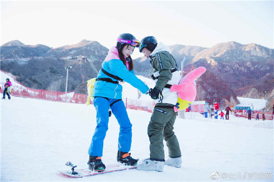 《女儿们的恋爱》沈梦辰滑雪场甜蜜约会 谈到童年经历哽咽落泪