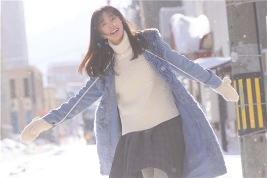 秦岚曝北海道日系风写真 犹如冬日暖阳太治愈